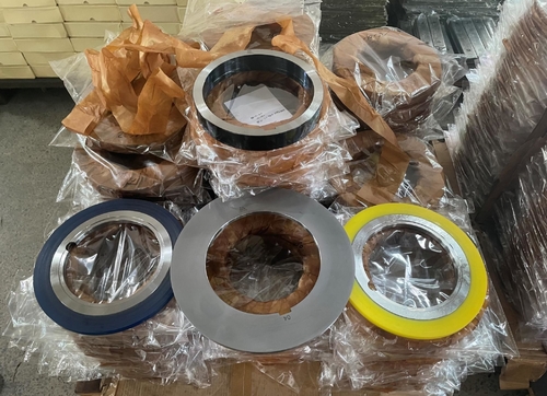 Latest company case about Russian customer full set of sheet metal slitter blade, rubber bonded stripper rings and spacer